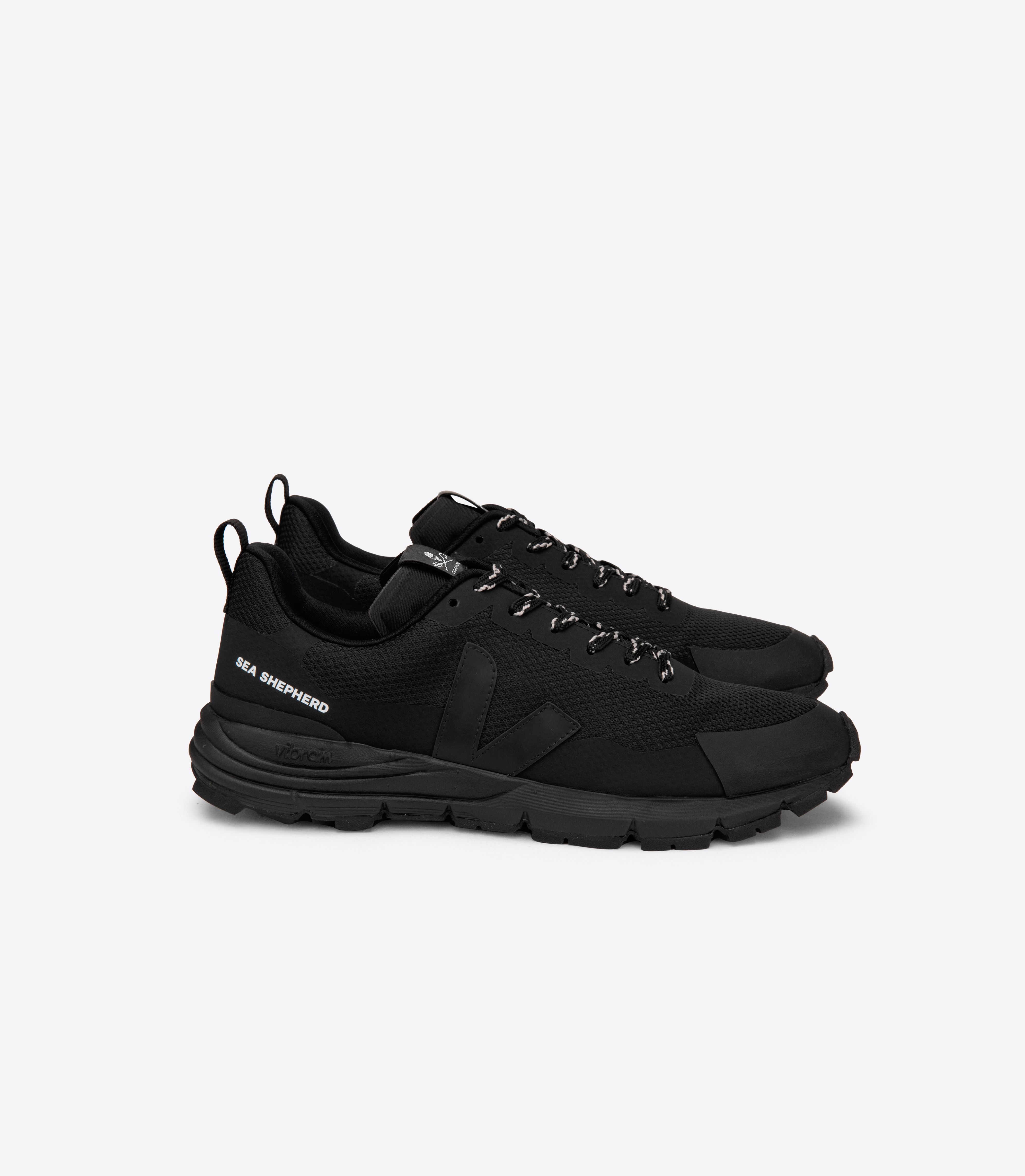 Seaです。 veja-dekkan-recycled-black-
