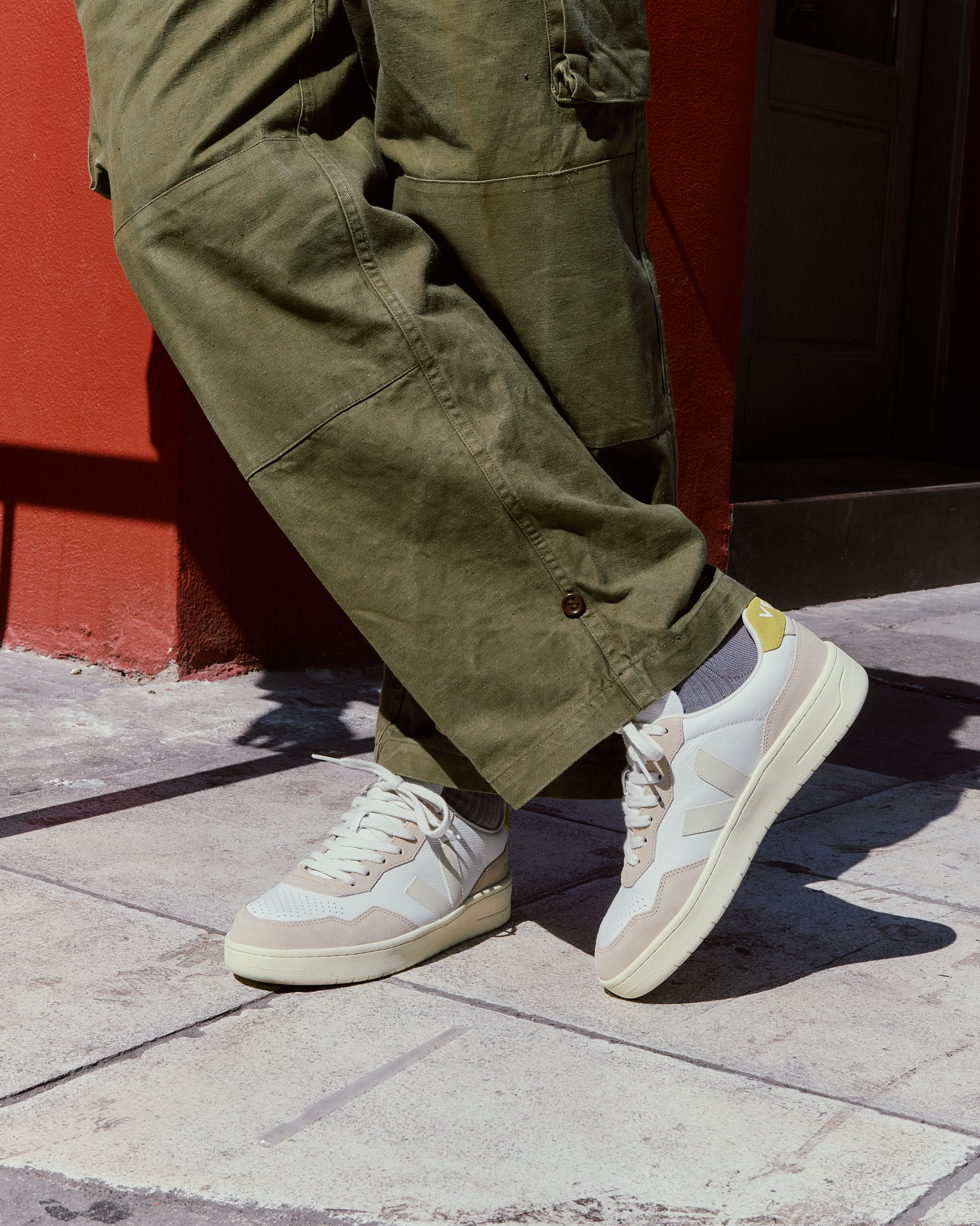 V-90 LEATHER WHITE PIERRE LIQUOR | VEJA