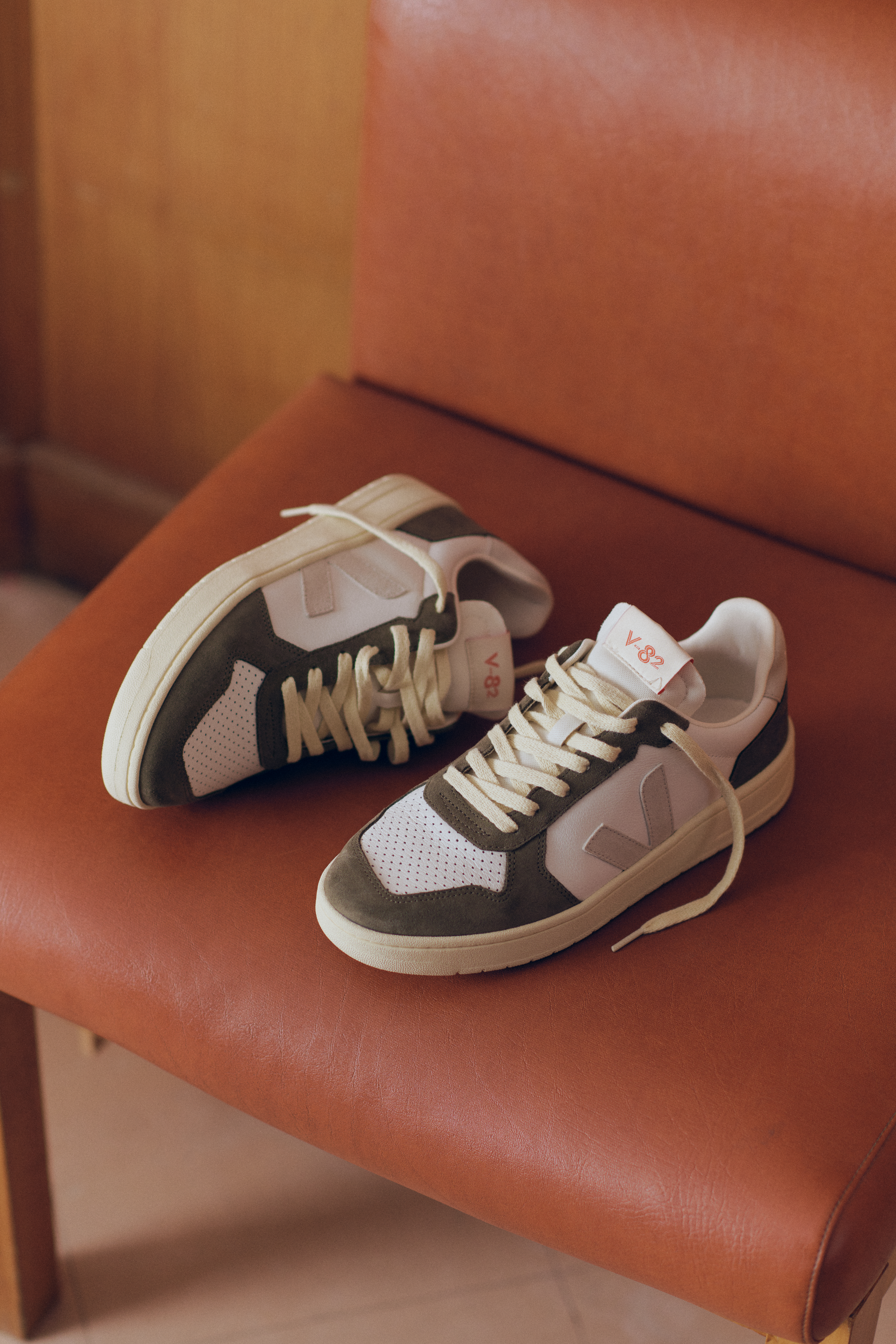スニーカー VEJA \"V-82\" LEATHER SNEAKER V-82 LEATHER PURE CALCAIRE BLACK | VEJA