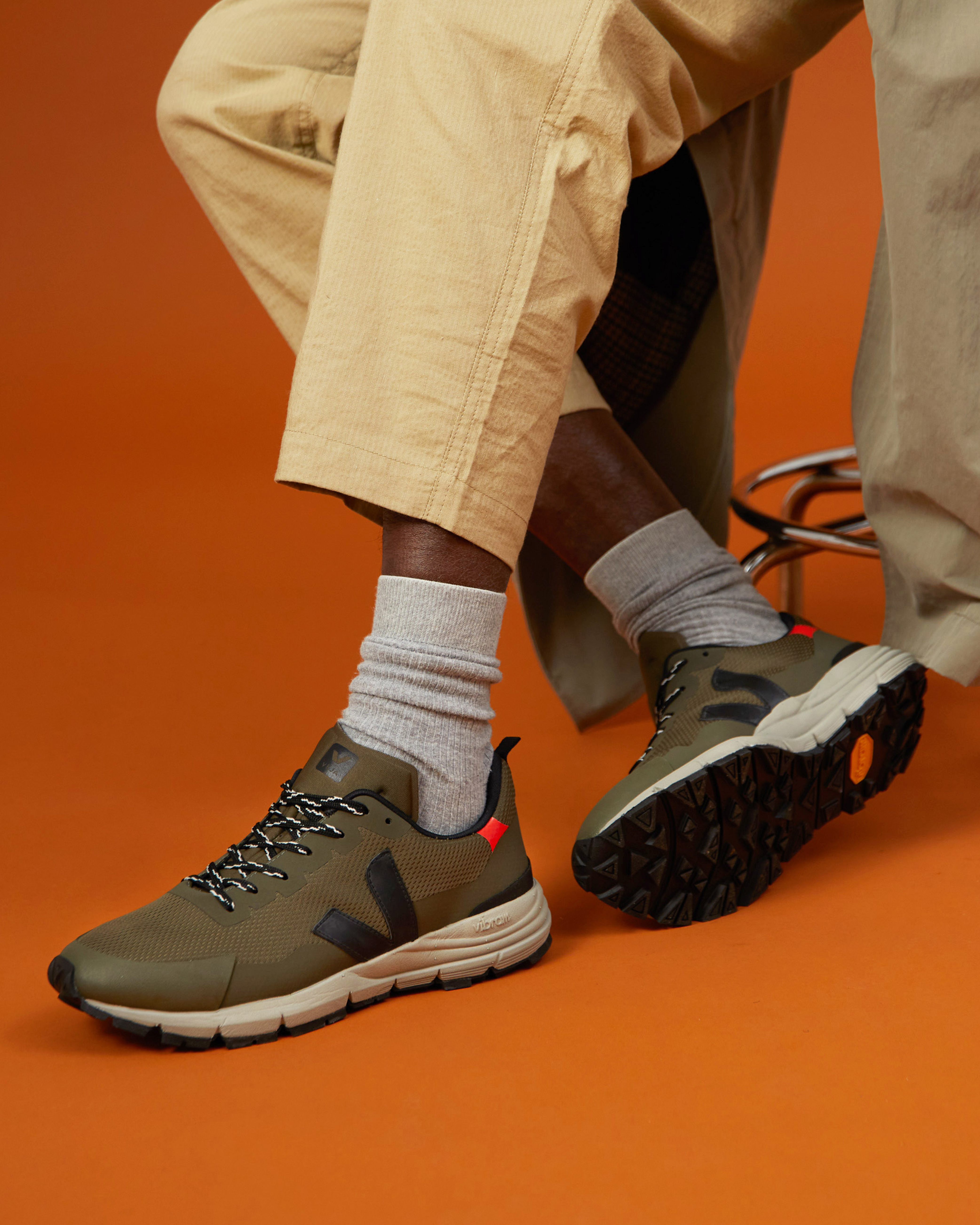 DEKKAN ALVEOMESH KAKI BLACK | VEJA