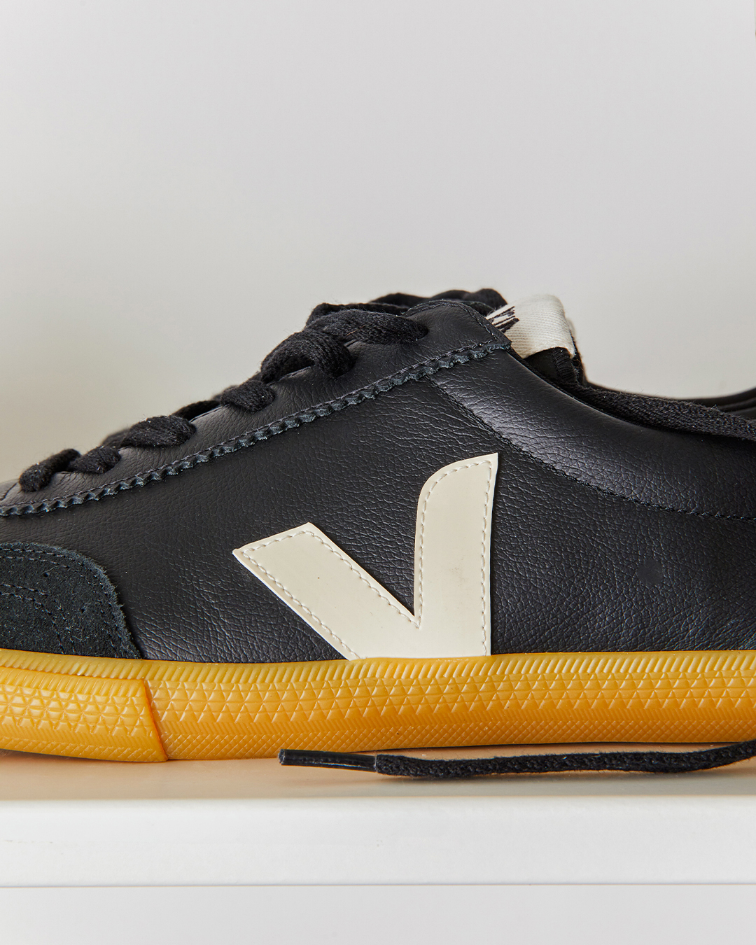 スニーカー VEJA Women Sneakers VO2020510 Black VOLLEY LEATHER BLACK PIERRE | VEJA