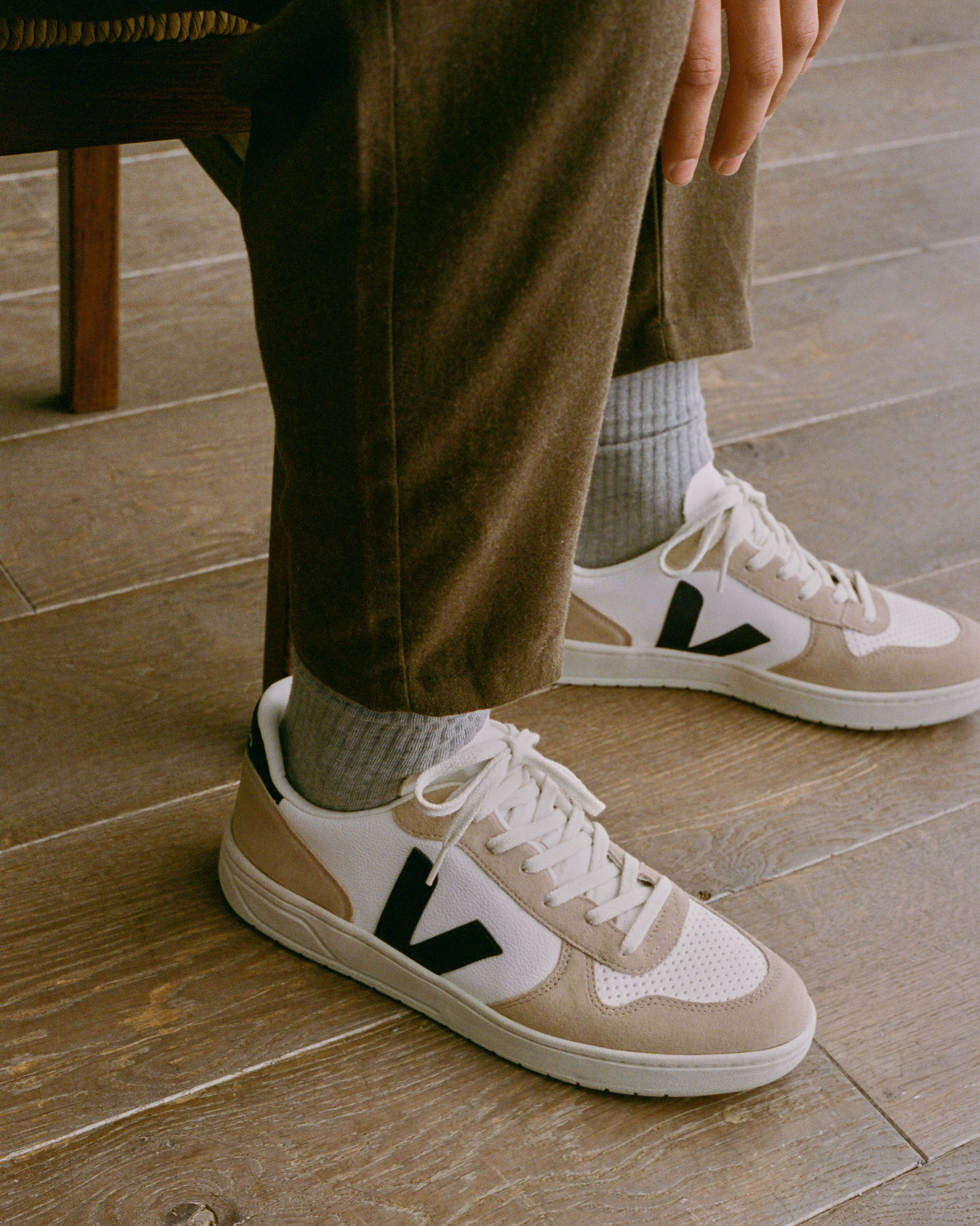 V-10 LEATHER WHITE BLACK SAHARA | VEJA