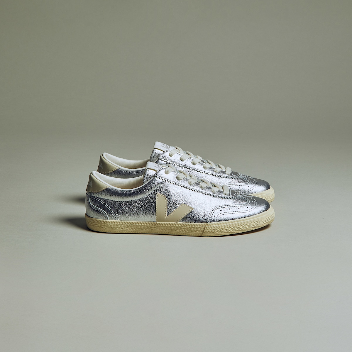 veja baskets volley cuir-biologique argenté VO2020749