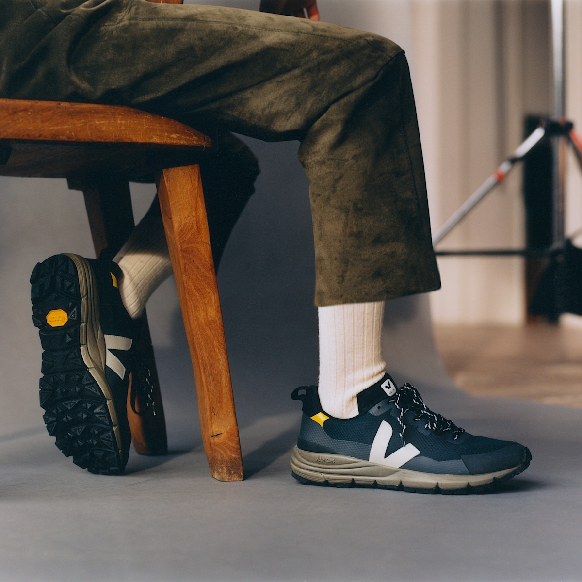 x Vibram Dekkan スニーカー Veja Dekkan Alveomesh Vibram Low Women's Size 7 Black/Grey