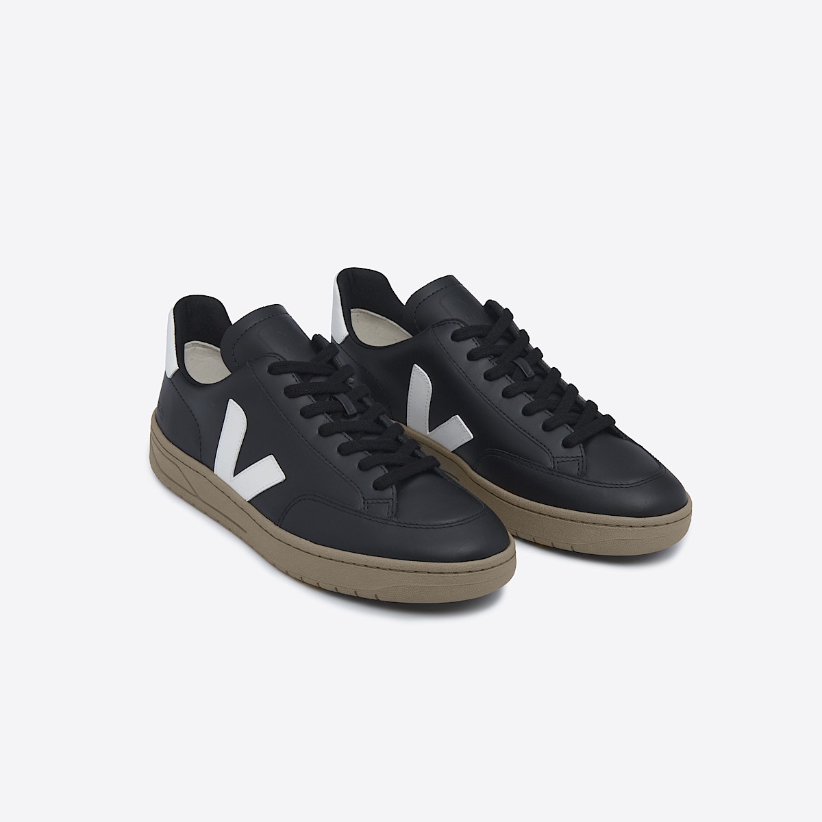veja v-12 cuero negro XD0203638B460