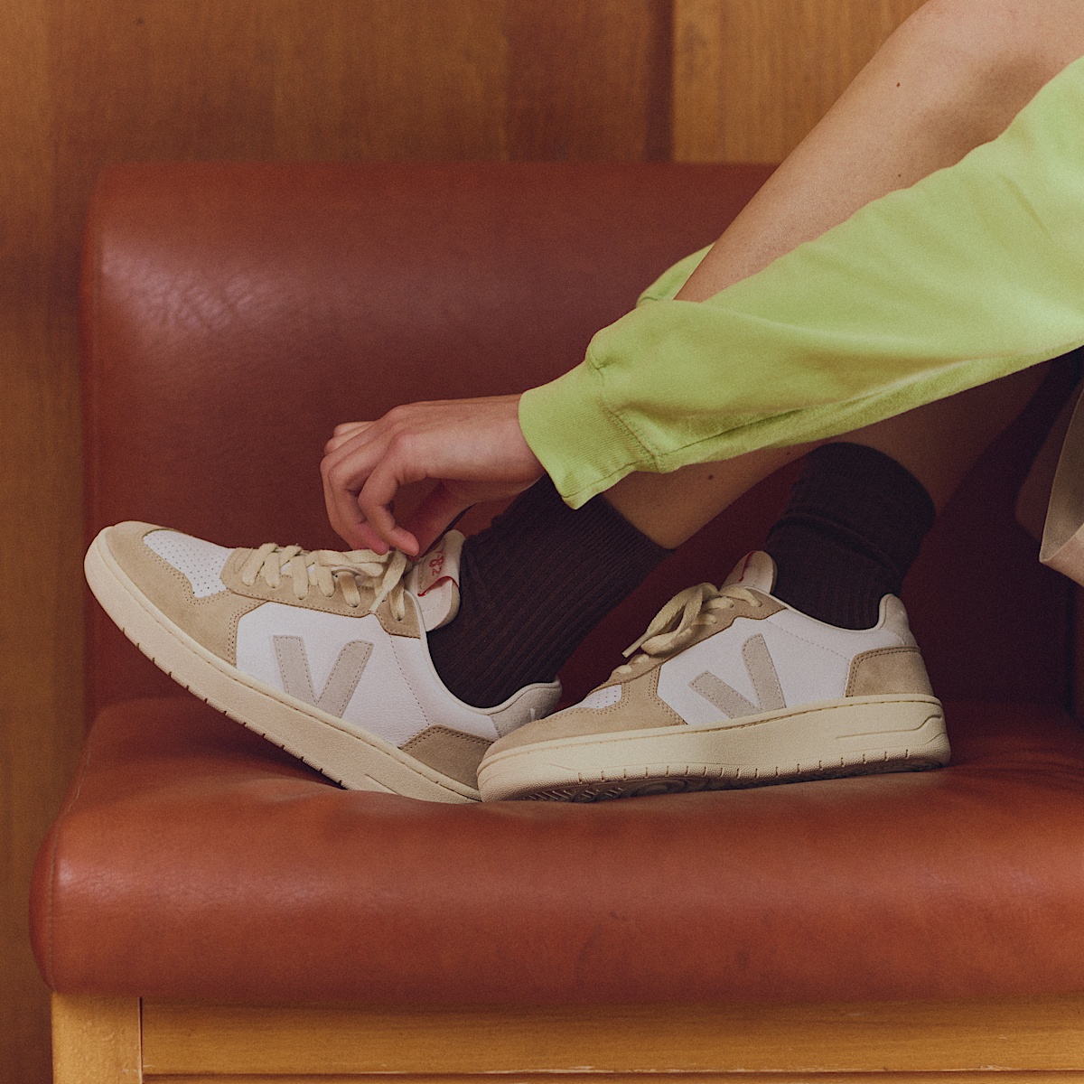 veja baskets v-82 cuir beige VE3320756
