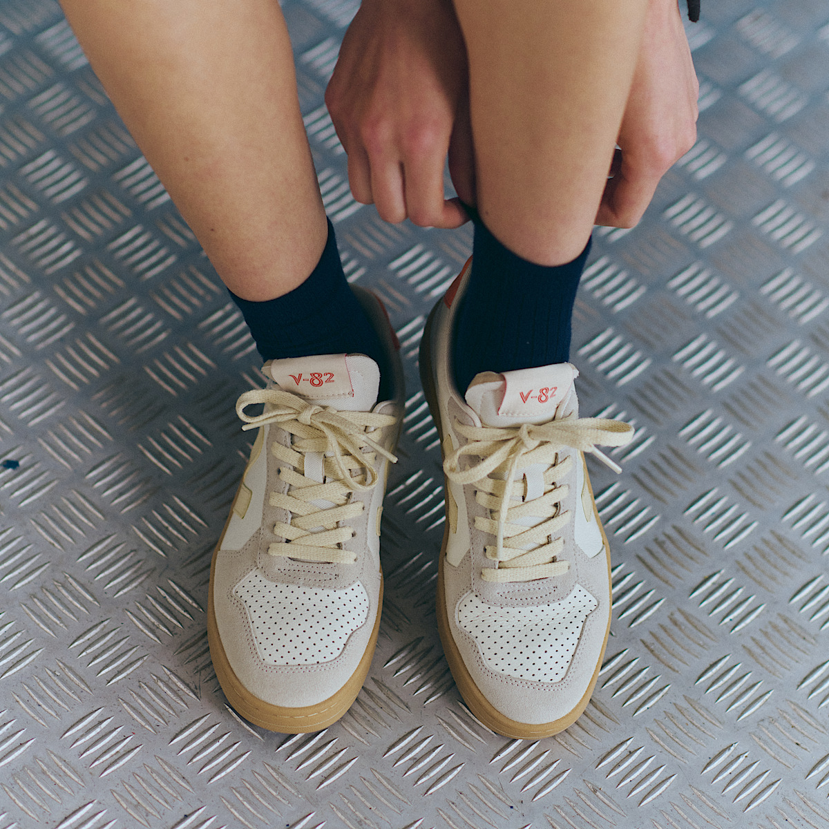veja baskets v-82 cuir gris VE3320758