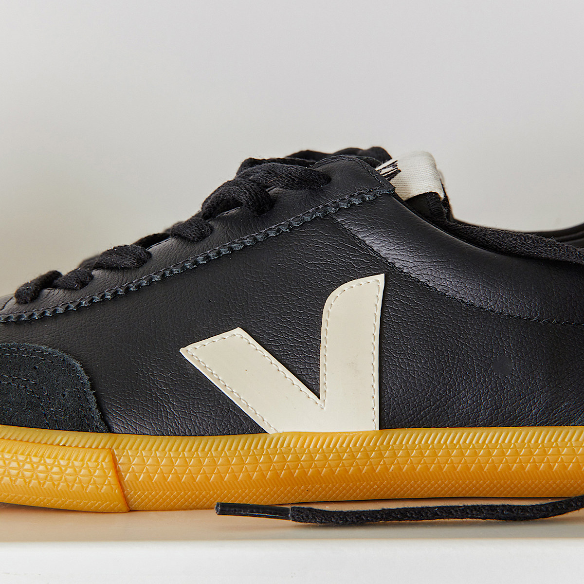veja baskets volley cuir-biologique noir VO2020510