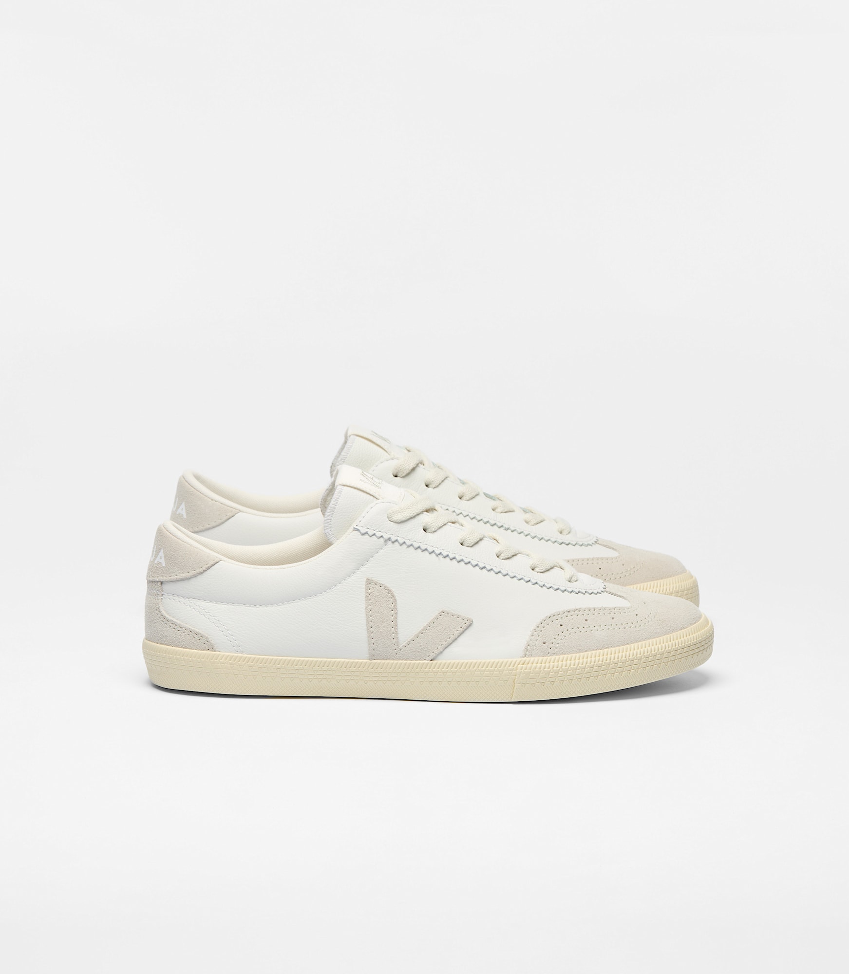 【送料&関税込】Veja Volley O.t. Sneakers In White Leather 22993759_53151237_600.jpg